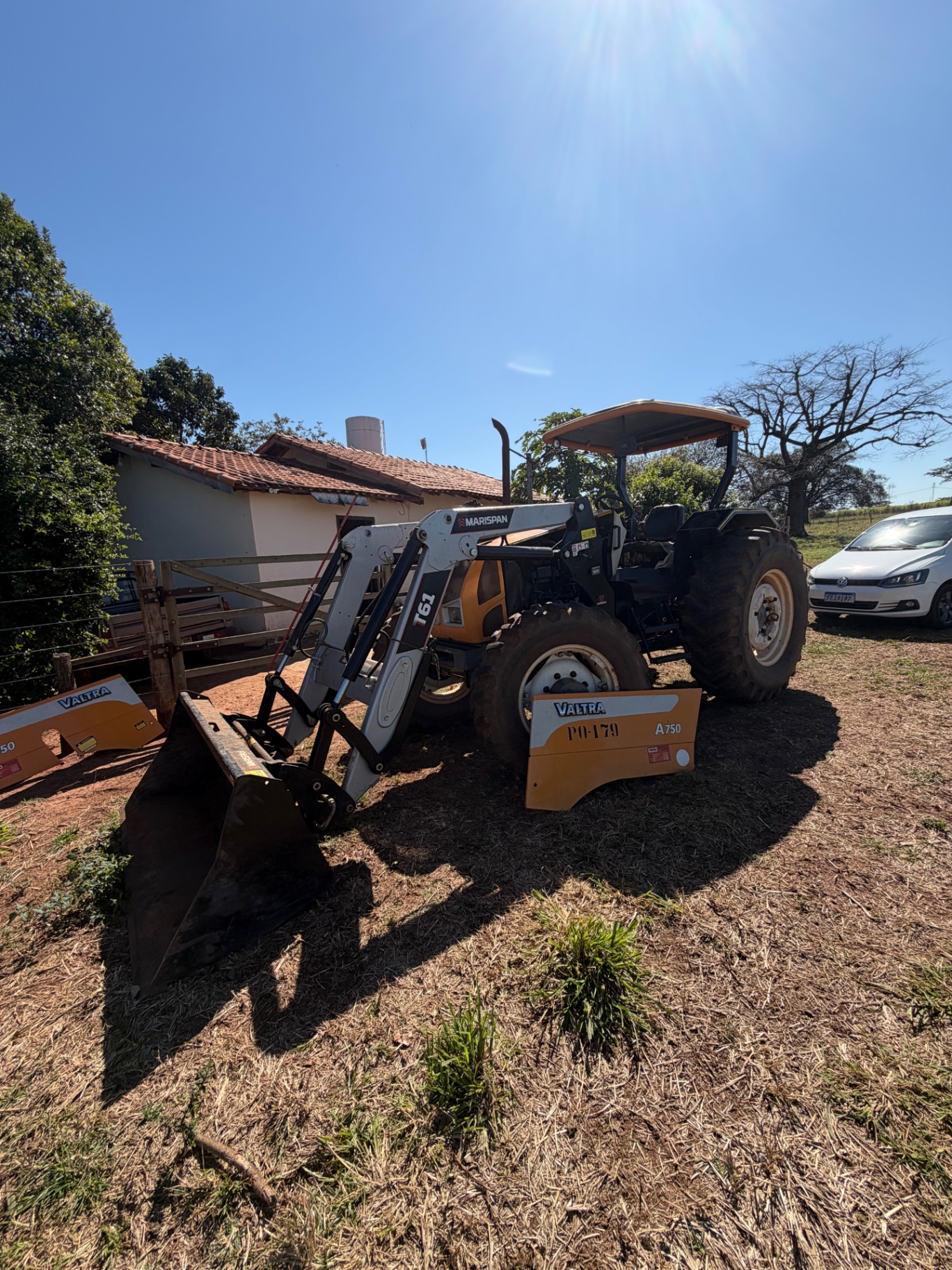 Trator agrícola com rastreamento instalado