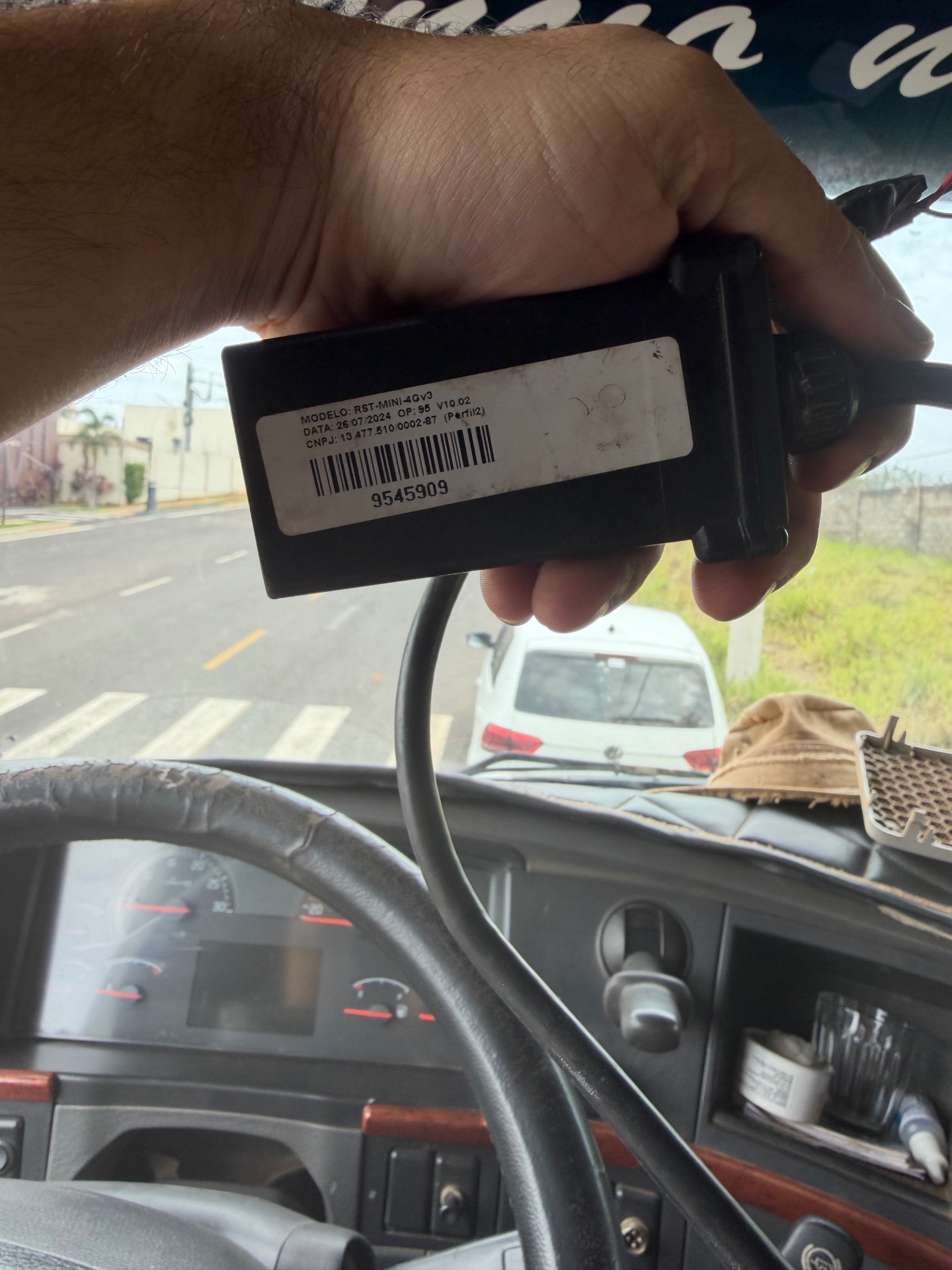 Rastreador veicular 4G instalado em caminhão
